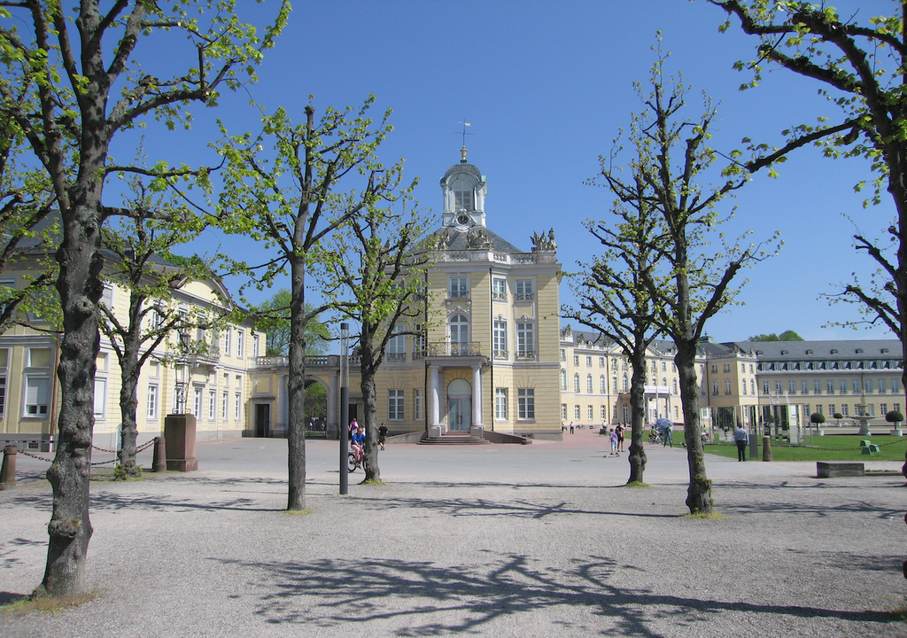 Seitenansicht des Schlosses Karlsruhe: Während der Südwesten Deutschlands auf Frühlingstemperaturen bis 25 Grad klettert, bleibt der Norden kühl und wechselhaft.