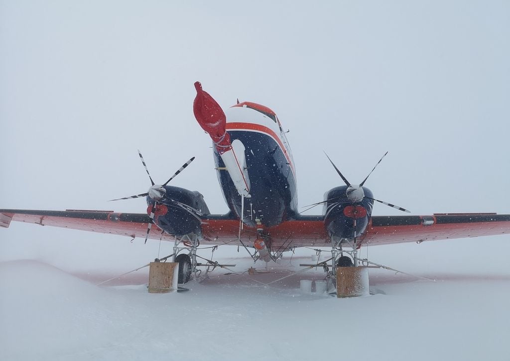 Die Schleppsonde T-Bird wird an einem 60 Meter langen Kabel hinter dem Flugzeug hergezogen und sammelt eigenständig Daten. Bild: Philipp Joppe/MPI für Chemie