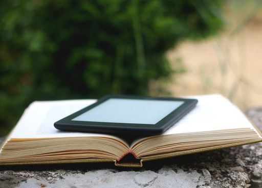 World Book Day : lequel est le plus &eacute;colo, le livre ou la liseuse ?