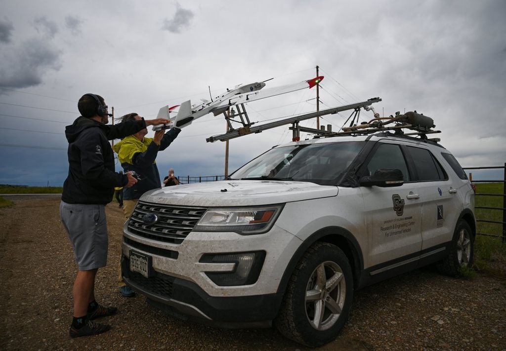 Un equipo de investigación se prepara para lanzar RAAVEN, un avión no tripulado, en una tormenta eléctrica. Un equipo de investigación se prepara para lanzar RAAVEN, un avión no tripulado, en una tormenta eléctrica.