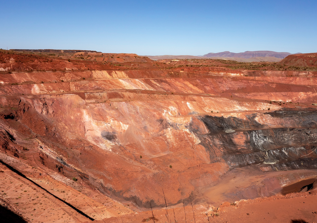 A região de Pilbara, na Austrália ocidental, está amplamente exposta geologicamente, onde existem operações ativas de extração de minério.