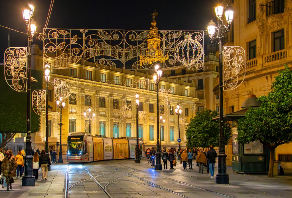 Sevilla Weihnachten Zu Recht ist die andalusische Metropole berühmt für ihre Weihnachtslichter. Foto: Adobe Stock