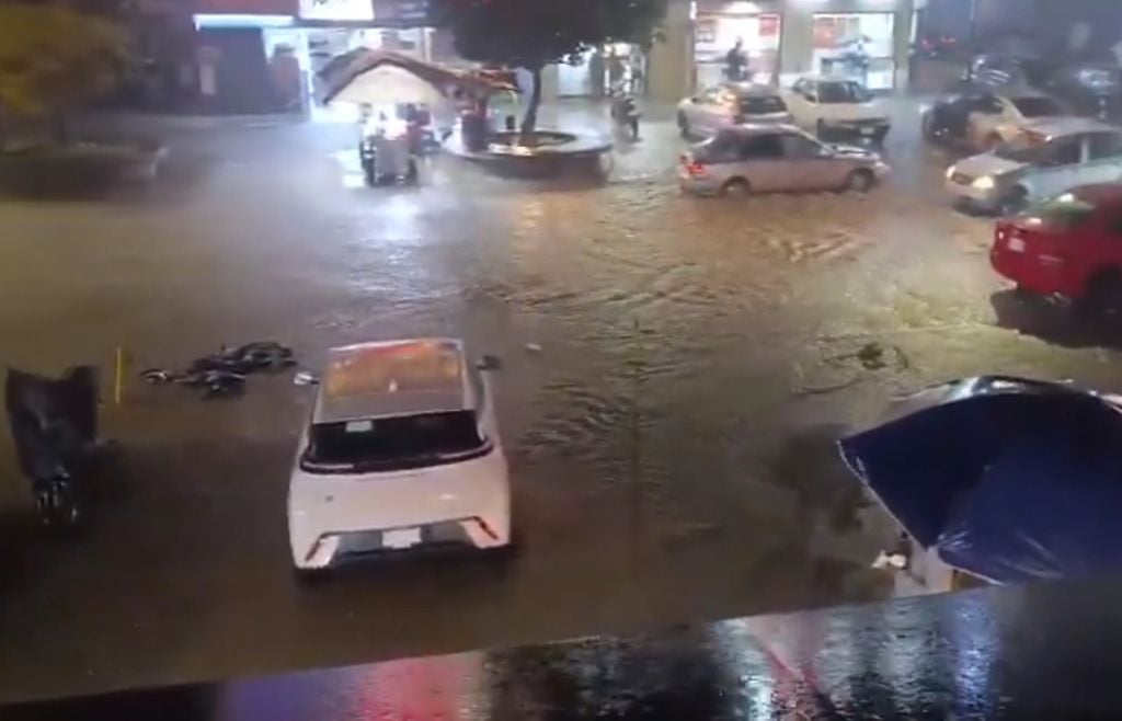 Las recientes e intensas lluvias registradas en la capital veracruzana provocaron el desbordamiento del río Carneros, ocasionando inundaciones que impactaron gravemente la ciudad. Las lluvias registradas en la capital veracruzana el 29 de septiembre, provocaron el desbordamiento del río Carneros, ocasionando inundaciones que impactaron gravemente la ciudad.