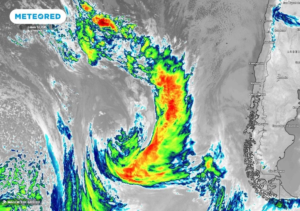 Sistema frontal visto desde los satélites. El frente avanza hacia Chile.