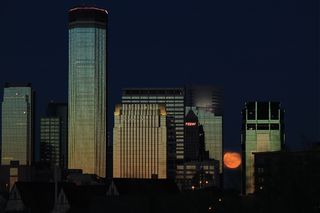 Y la super luna quedó encajada sin poder salir