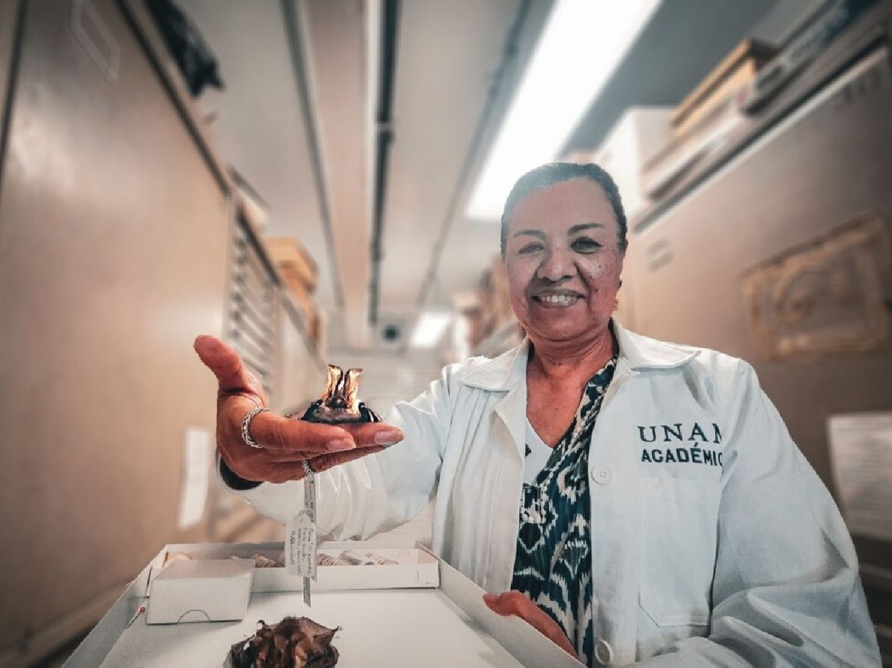 La investigadora muestra con orgullo a la especie descubierta. Imagen tomada de: Revista UNAM Global