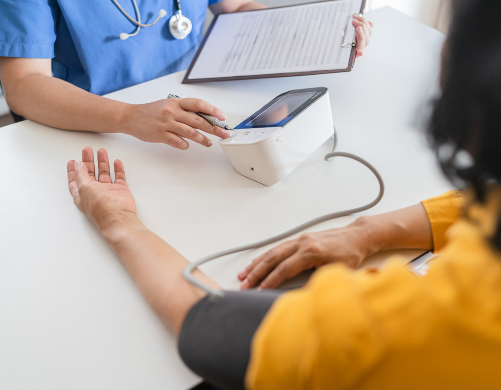 La hipertensión suele no presentar síntomas, por eso es clave medir la presión regularmente en controles médicos. Detectarla a tiempo puede evitar infartos, accidentes cerebrovasculares y otros problemas graves.