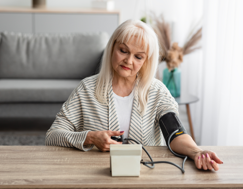 Medirse la presión en casa ayuda a evitar el “efecto de bata blanca” y mejora el control de la hipertensión.