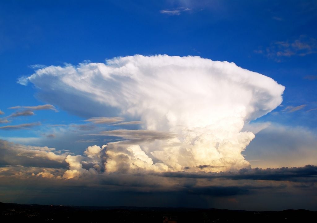 nube cumulonimbus vista a la distancia