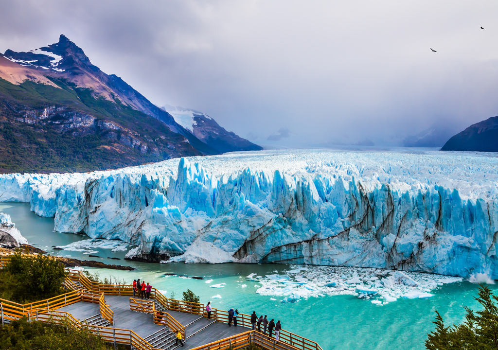 Glaciar Perito Moreno Uno de los atractivos naturales más impactantes en Argentina es el glaciar Perito Moreno, en Santa Cruz.