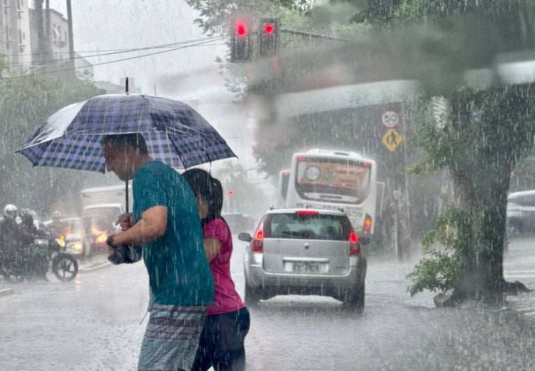 ZCAS e chuvas intensas continuam em boa parte do Brasil nesta ter&ccedil;a, 6: INMET emite avisos para 17 estados; confira