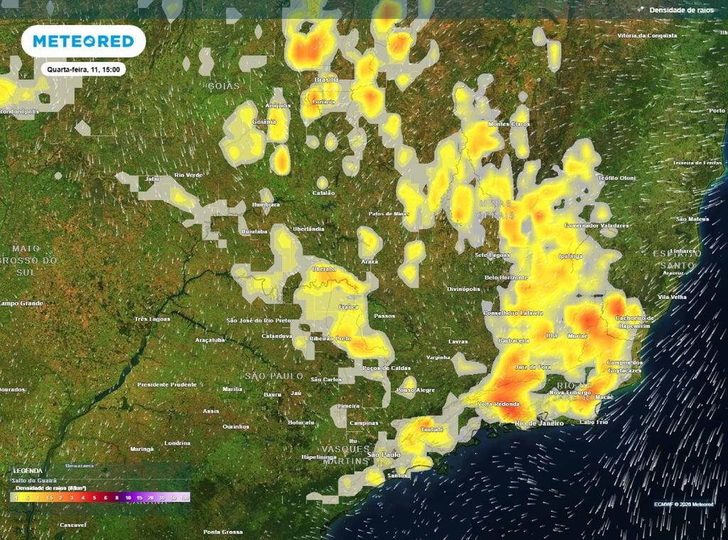 Previsão de densidade de raios para a quarta-feira (11) à tarde (15h), segundo o modelo europeu ECMWF, destacando as áreas em risco de temporais com raios.