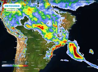 ZCAS vai continuar até o último dia do ano: INMET emite alerta laranja de chuvas intensas e tempestades para 9 estados