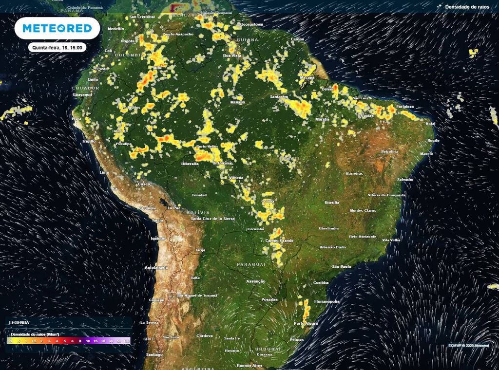 Previsão de densidade de raios para quinta-feira (16) à tarde (15h), segundo o modelo europeu ECMWF, mostrando as áreas com risco de temporais, com destaque para o norte do Brasil.