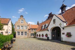 Zehn Kilometer vom Stadtzentrum Düsseldorfs liegt ein märchenhaftes Idyll am Fluss