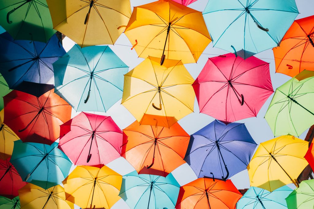 Verschiedene farbige Regenschirme
