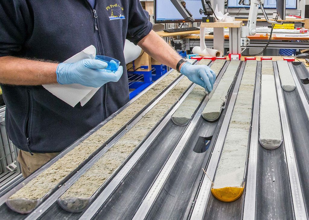 Blick in das Sedimentkern-Labor des Forschungsschiffs JOIDES Resolution, das 2019 den Kern im Südostpazifik gewonnen hat, der in der aktuellen Studie als Klimaarchiv ausgewertet wurde.
