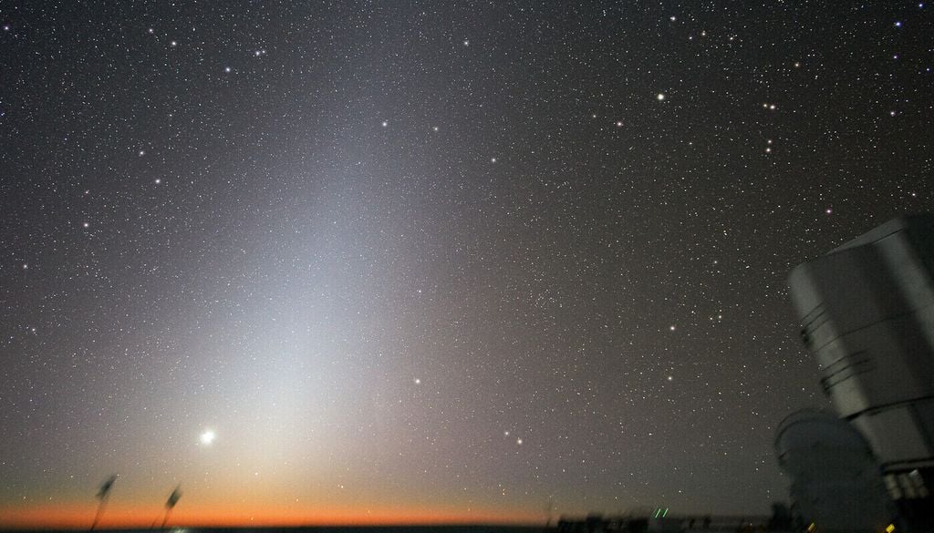 Der Mond geht auf, über ihm strahlt das Zodiakallicht – vor der Kulisse des Very Large Telescope (VLT)-Observatoriums der ESO auf dem Cerro Paranal. Bild: ESO/Y. Beletsky