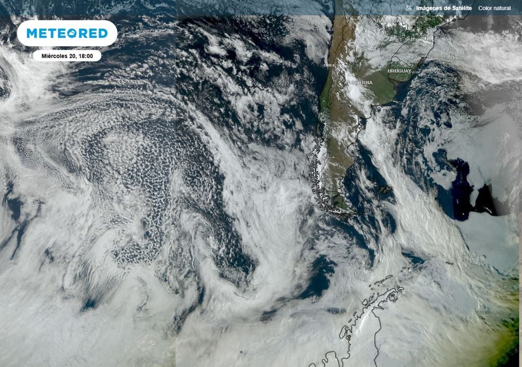 Imagen satelital donde se observan las nubes del sistema frontal que avanza hacia Chile continental