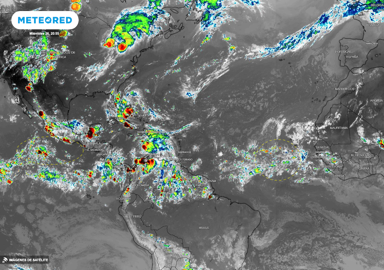 La imagen satelital infrarroja, muestra la nubosidad convectiva asociada a las dos perturbaciones tropicales que actualmente se encuentran en el Pacífico y Atlántico.