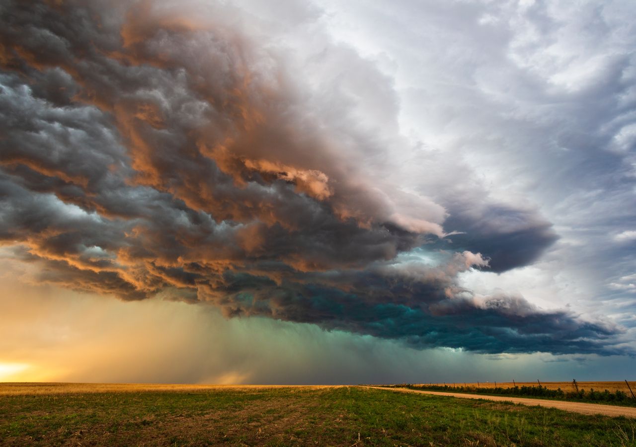 El frente frío pasó muy "seco" por el interior del país con grandes nubes de polvo, pero tormentas con granizo sobre Buenos Aires.