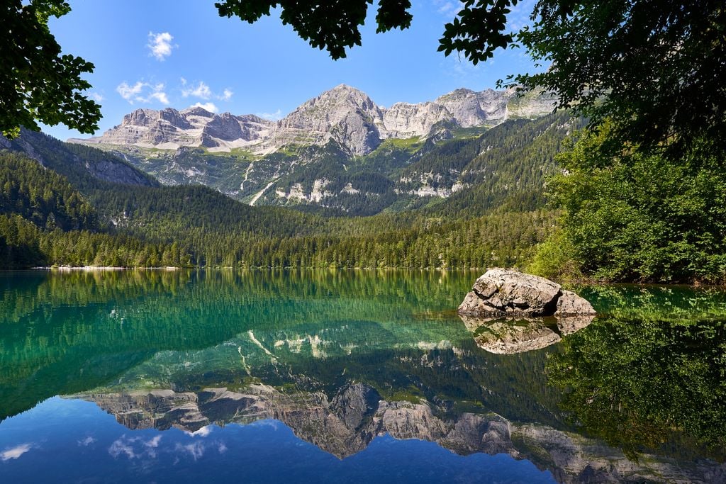 Lago di Tovel 1 Traumhaft ist die Lage des Sees vor dem Panorama der Dolomiten. Foto: Adobe Stock