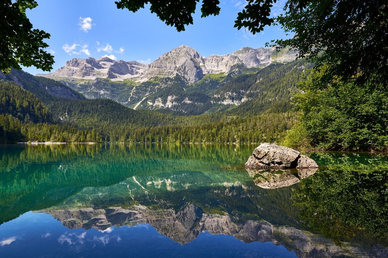 Traumhaft ist die Lage des Sees vor dem Panorama der Dolomiten. Foto: Adobe Stock