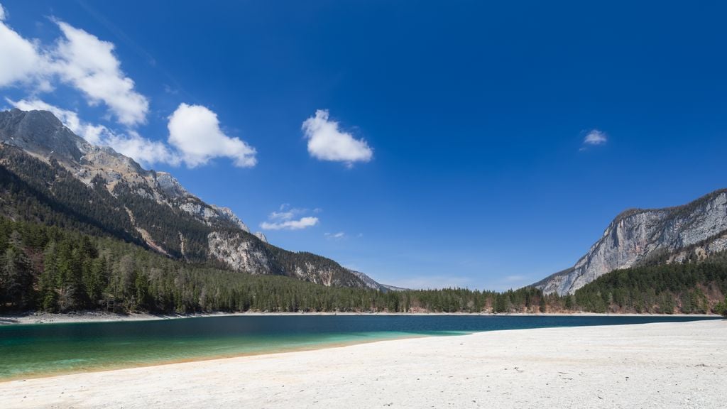 Lago di Tovel Strand Menschenleerer Strand am Lago di Tovel. Foto: Adobe Stock
