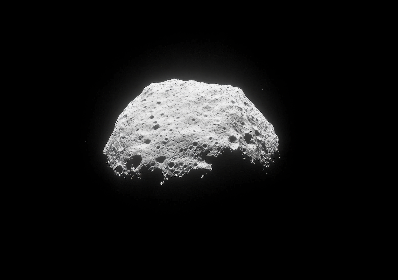 Nahaufnahme des Asteroiden Bennu: Die raue Oberfläche mit Kratern und Regolith gibt Einblicke in die ursprünglichen Materialien des frühen Sonnensystems.