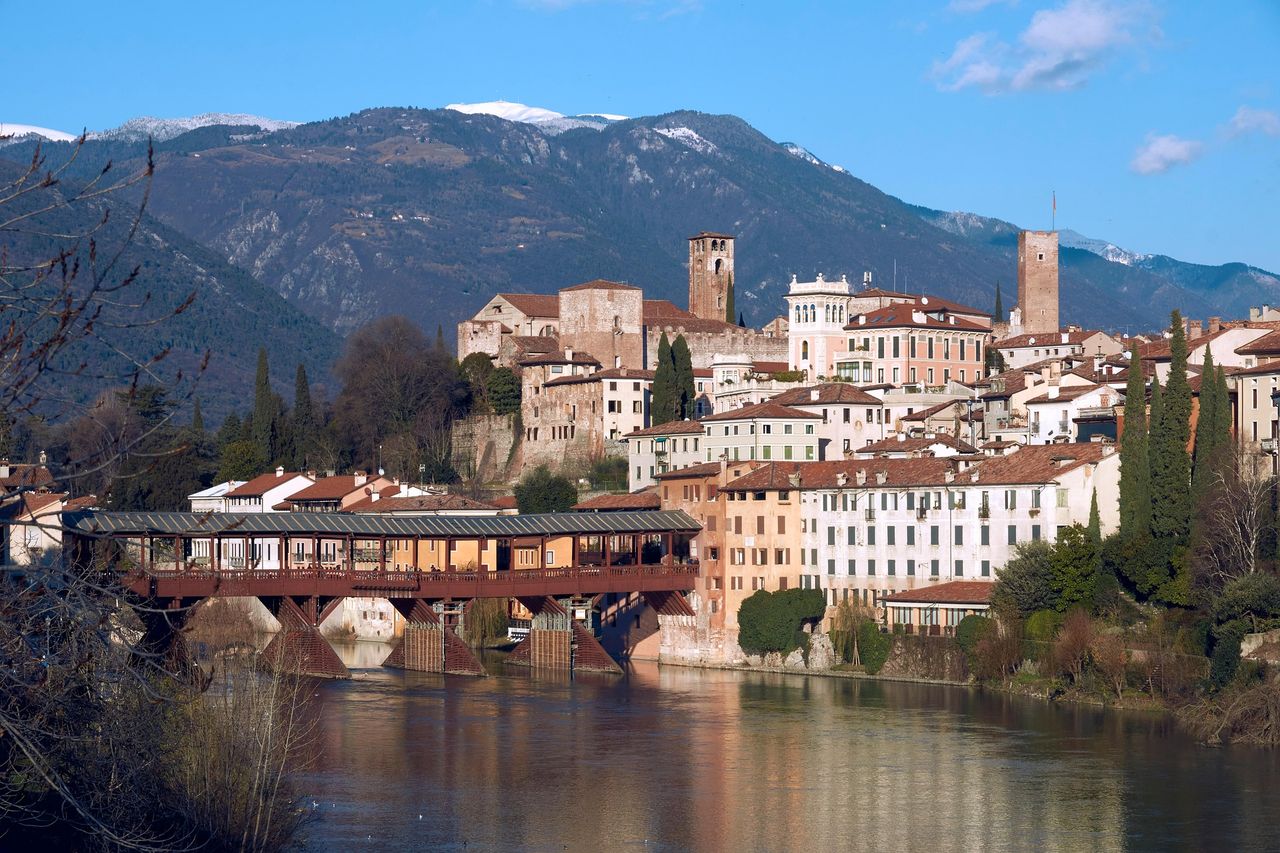 Die überdachte Brücke Ponte degli Alpini ist das Wahrzeichen von Bassano del Grappa.