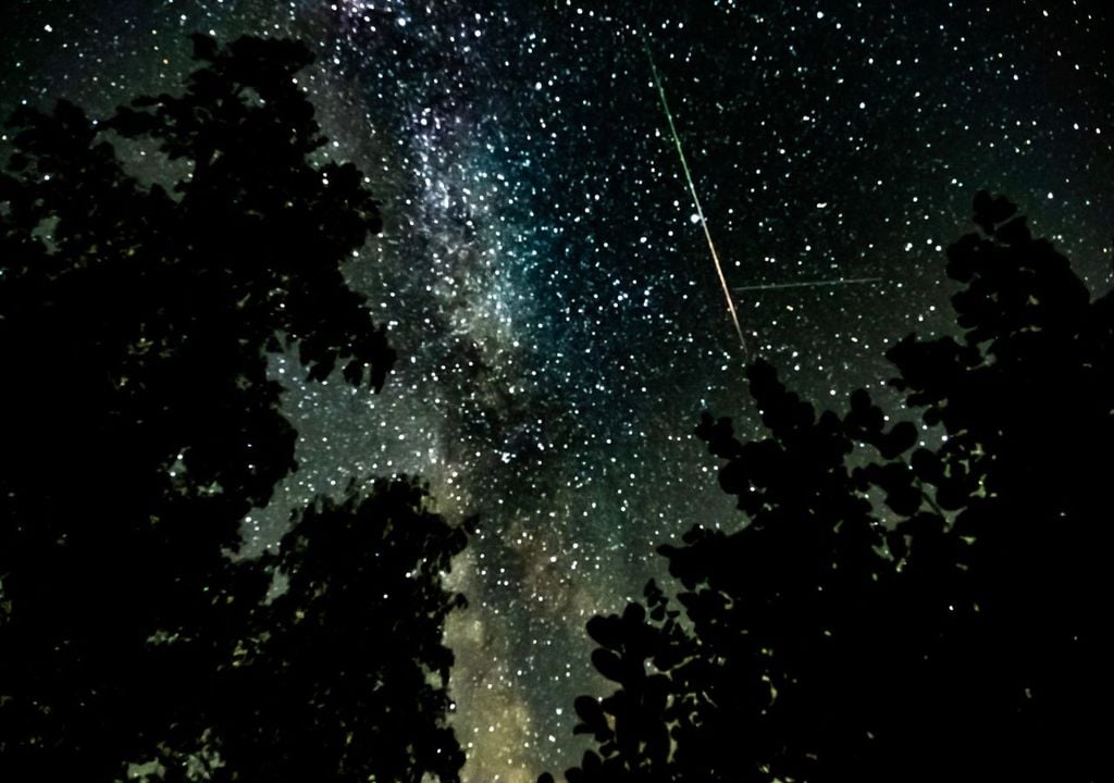 perseiden, himmel, astronomie Am Mittwoch gibt es den Höhepunkt der Perseiden und zugleich eine Sonnenfinsternis am Himmel.