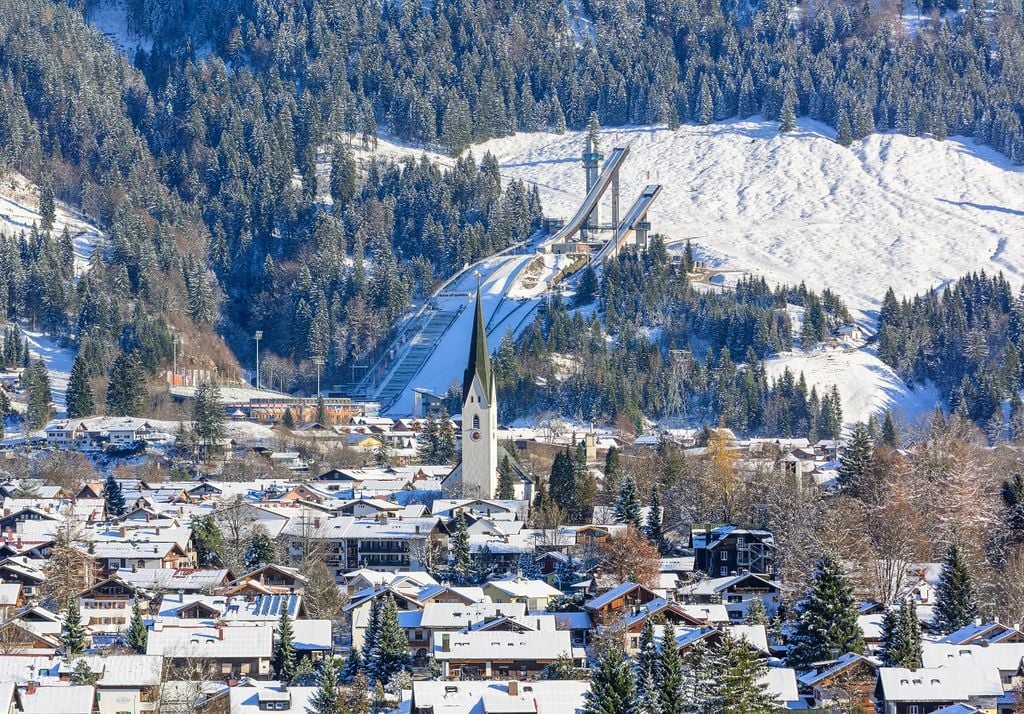 Die Skisprungschanze ist nur eines der Highlights ins Oberstdorf im Allgäu (Foto: Adobe Stock)
