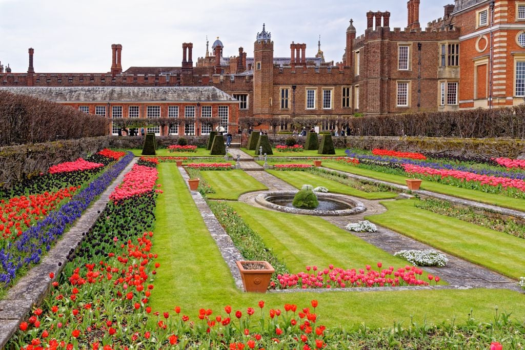 Neben den Interieurs sind auch die Gärten von Hampton Court spektakulär - vor allem im Frühling. Foto: Adobe Stock