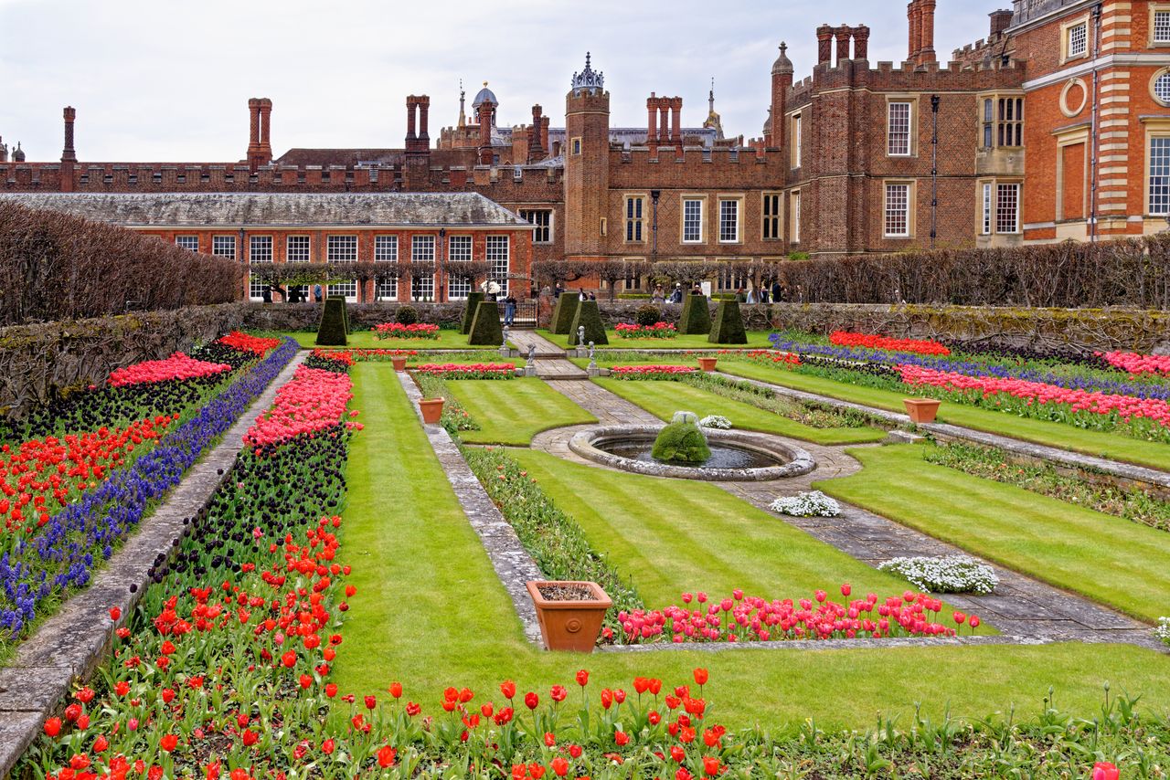 Neben den Interieurs sind auch die Gärten von Hampton Court spektakulär - vor allem im Frühling. Foto: Adobe Stock