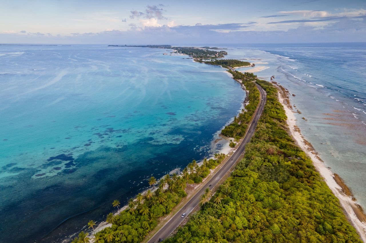 Zwischen Himmel und Meer verläuft die längste Straße der Malediven. Foto: Adobe Stock