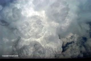 ¡¡¡¡Rodeando una tormenta activa a 32.000 pies!!!