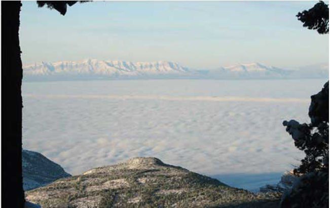 Figura 1. Una zona nubosa brillante sobresale en la niebla que cubre la cuenca de Tularosa de New México a las 7:30 mañana del 2 de diciembre de 2009, mirando al oeste.
