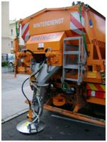 ¿reduce La Contaminación Ambiental El Acetato De Calcio Y Magnesio? Vehículos utilizados para esparcir el acetato de calcio y magnesio en la calzada.