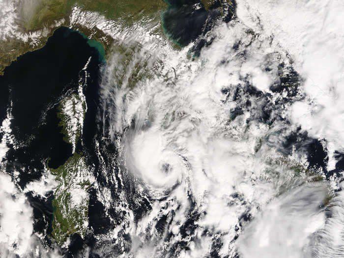 ¿un Caso De Estructura Parecida A Un Huracán En El Mediteráneo El 22 De Marzo De 2007? Figura 2. Imagen en falso color del sensor MODIS, Moderate Resolution Imaging Spectroradiometer del satélite Terra de la NASA para la fecha señalada. Fuente, NASA /Earth Observatory,