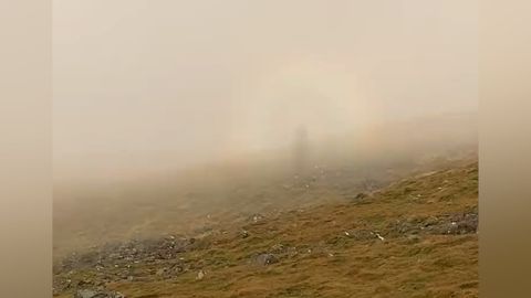 Espectacular espectro de Brocken en el Distrito de Los Lagos, Reino Unido