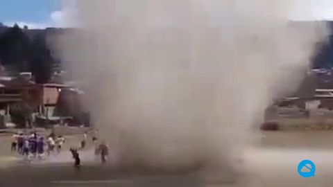Un gran diablo de polvo interrumpe un partido de fútbol en Achocalla, Bolivia