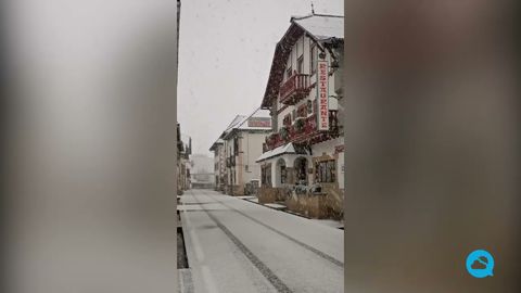 Hermosa caída de nieve en Navarra, España