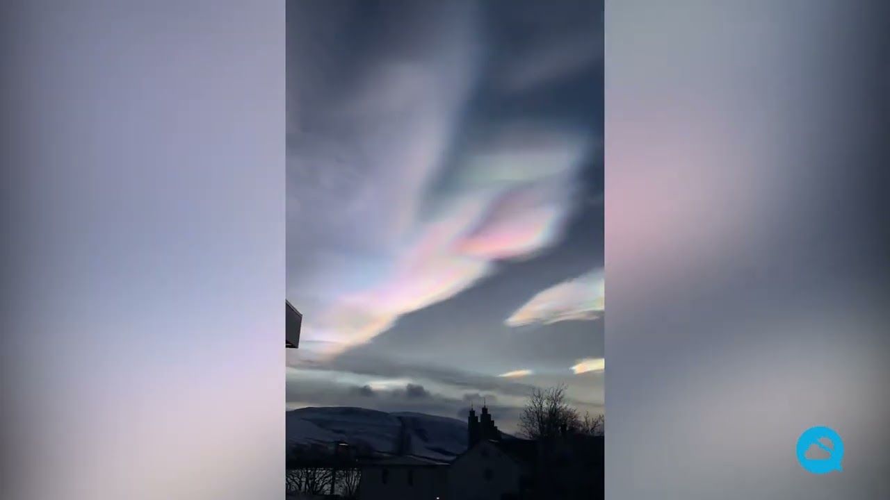 Hermosas nubes nacaradas en Islandia