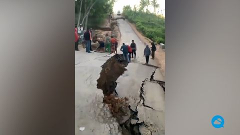Colapsan varias carreteras de Indonesia tras el fuerte terremoto de 7,6