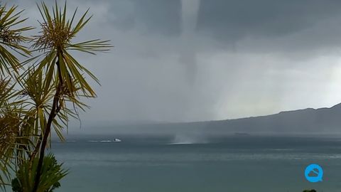 Espectacular manga marina en el canal de Rangitoto, Nueva Zelanda