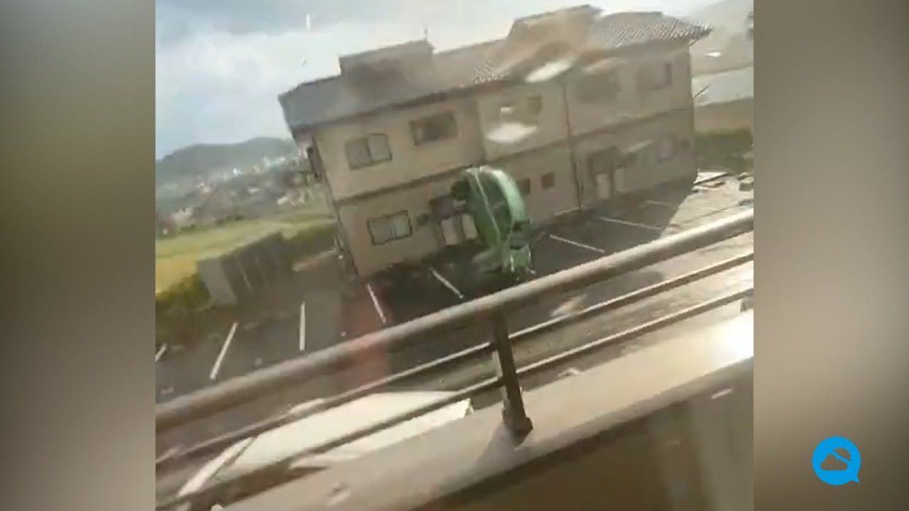 Um pequeno tornado lança um carro no ar em Nihonmatsu, Japão