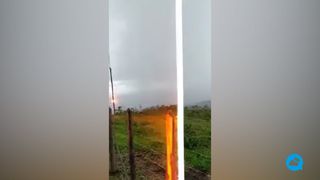 Un hombre casi es alcanzado por un rayo en Minduri, Brasil