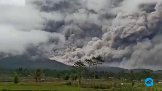 Violenta erupción del volcán Semeru, Indonesia