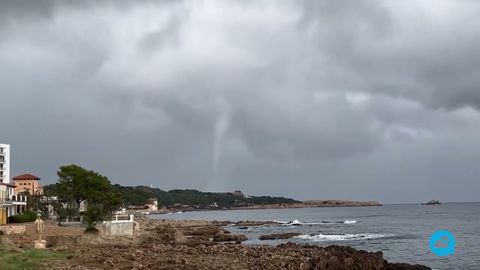 Asombrosa tromba marina en Cala Rajada, España