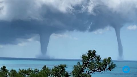 Increíble doble manga marina frente a las costas de Gelendzhik, Rusia